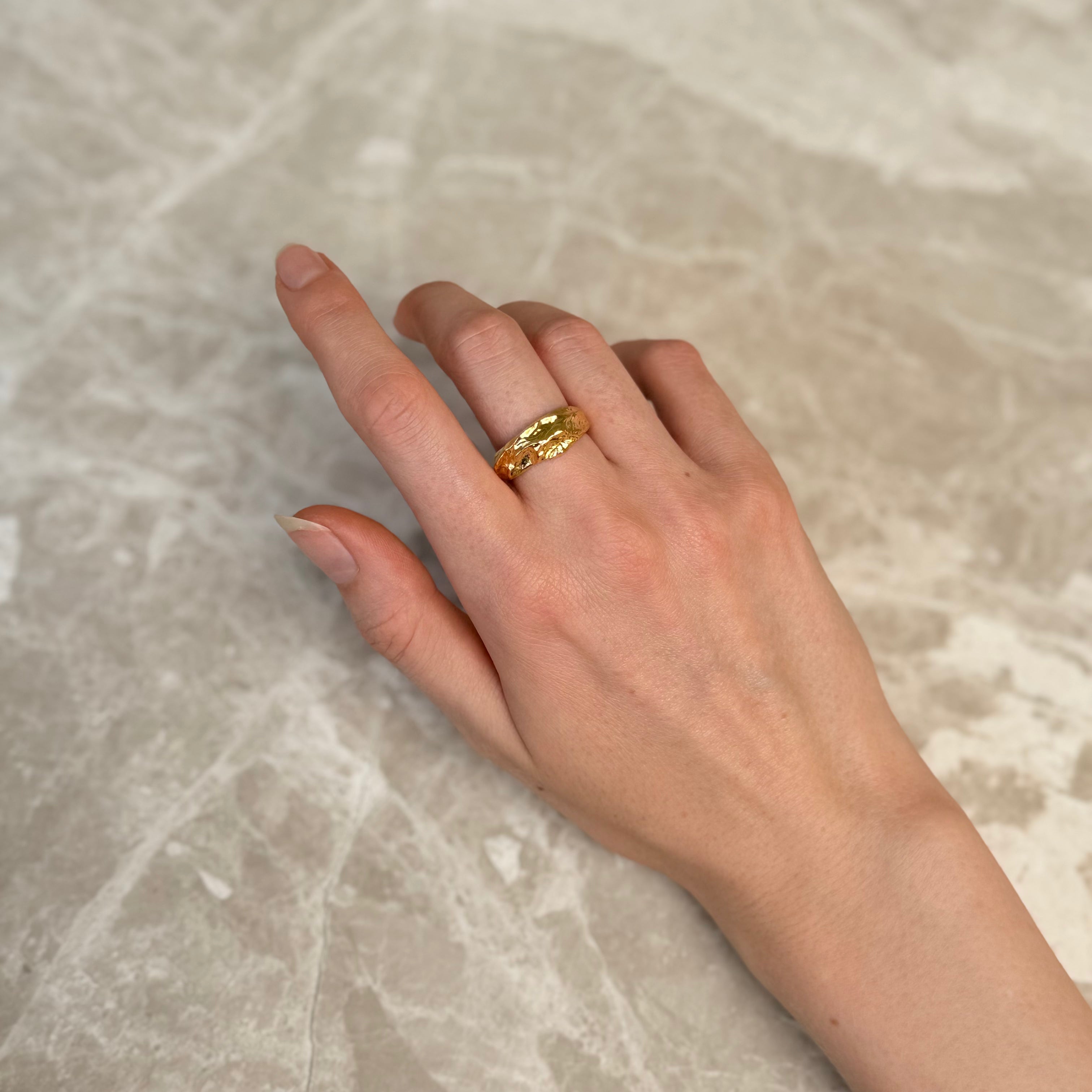 Magma Gehamerd Set: 1 Ring & 1 Halsketting