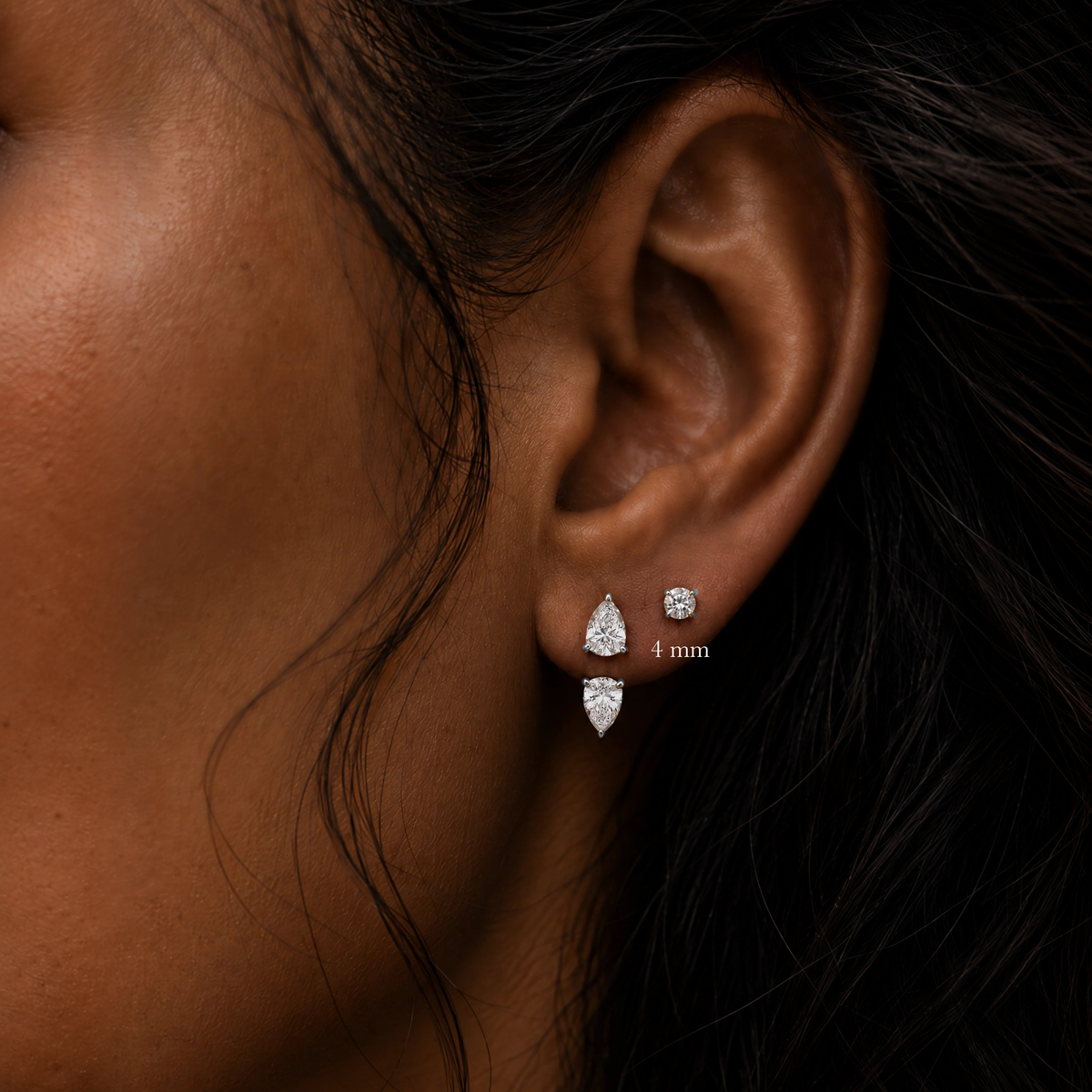 Krystal Stud 4 mm sΓΈlvfarvet og Echo Drop pΓ₯ model i mΓΈrkt forsidebillede