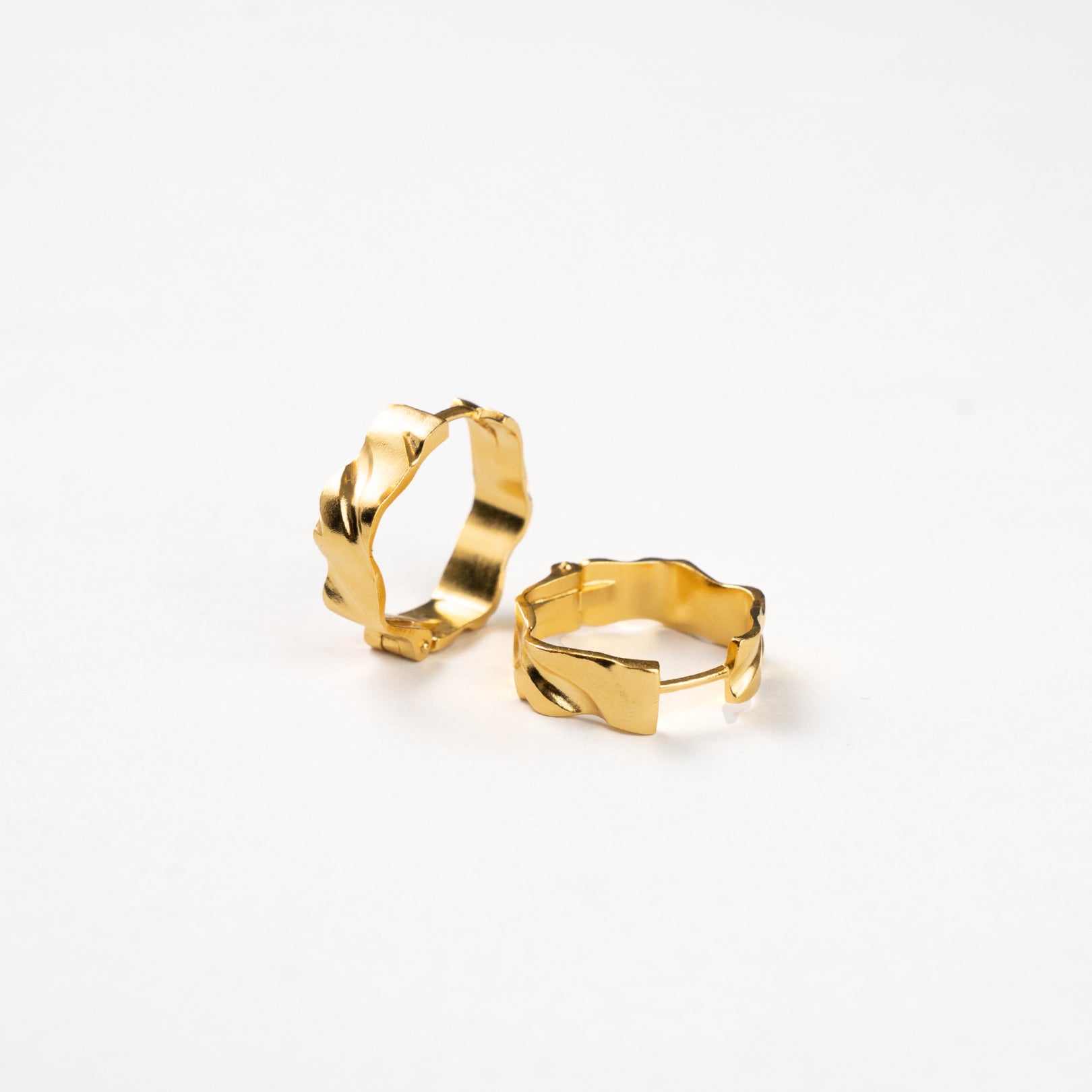Wave Twist Hoop Ørering 23 mm Guldbelagt