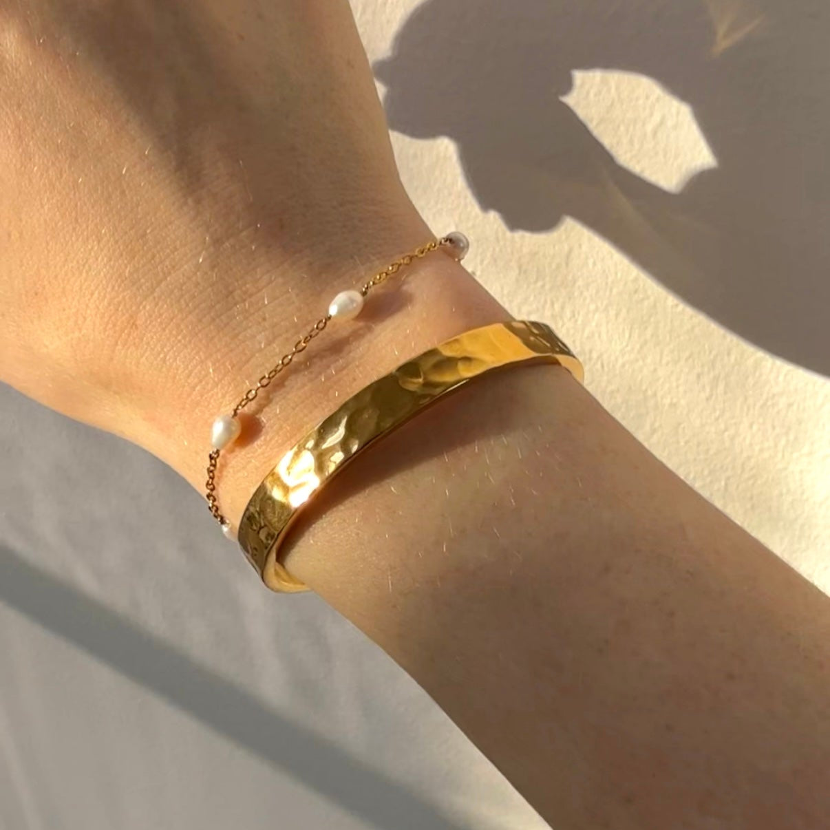 Gehamerd Bangle m. gravure & Dot Parels Bracelet Set
