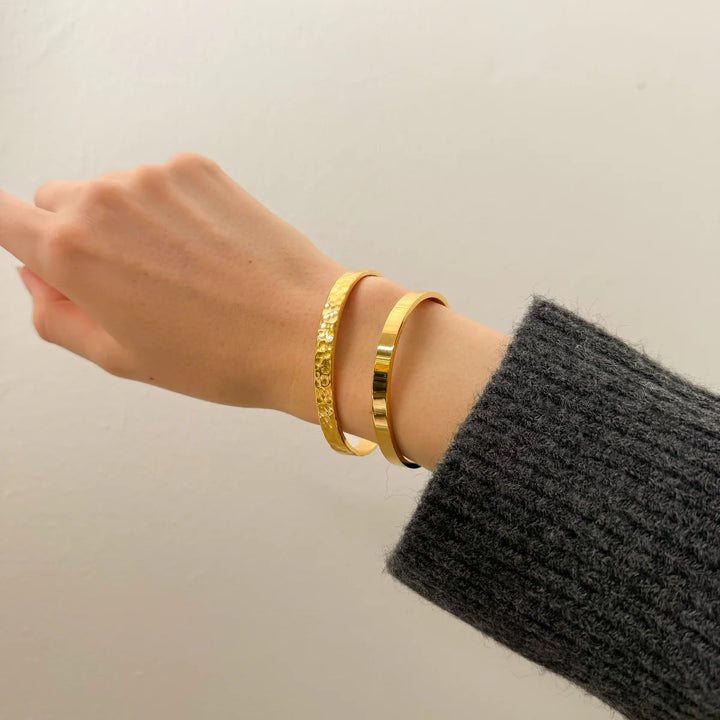 Veninde armbånd med personlig indgravering