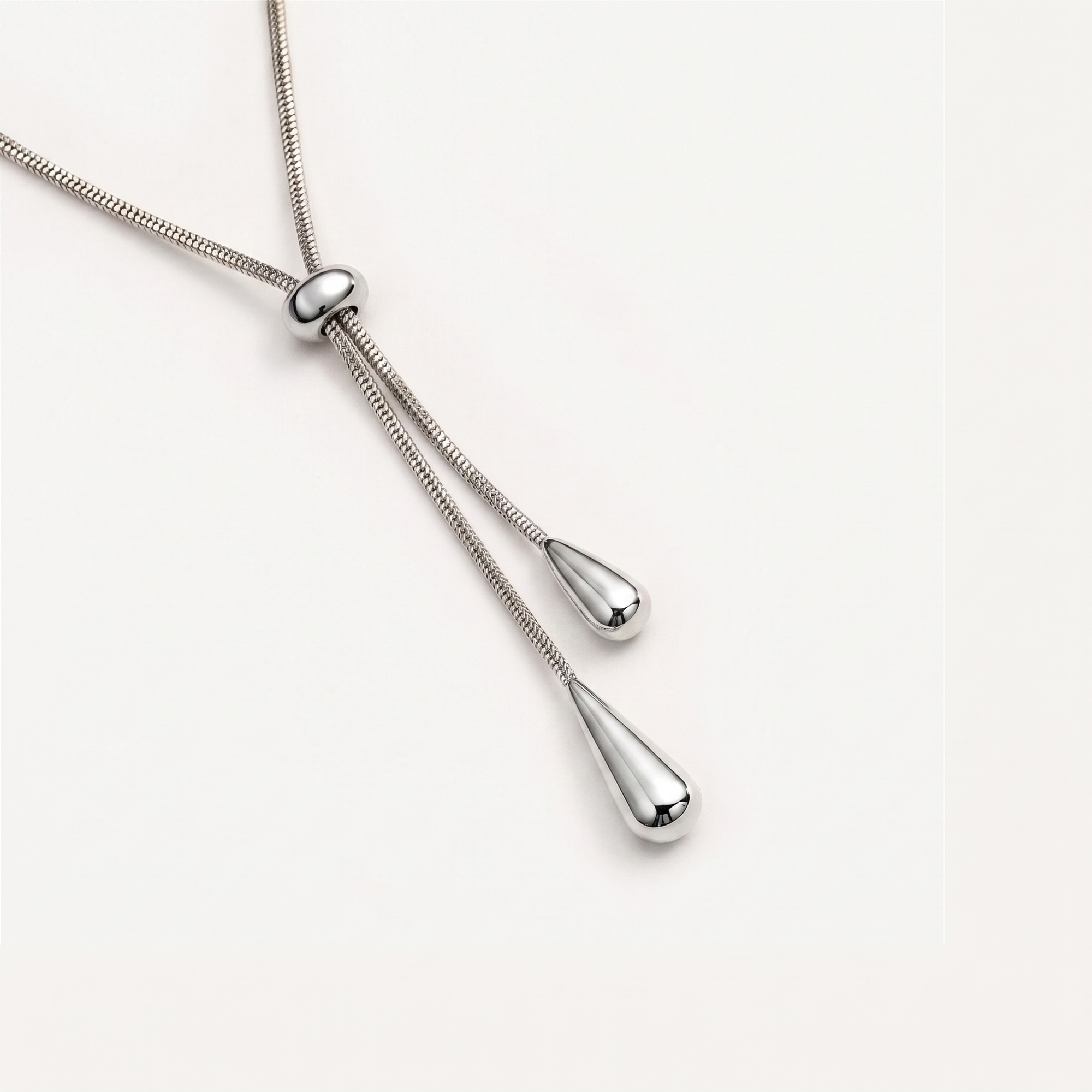 Slider ketting – diagonale productfoto met zilverkleurige afwerking